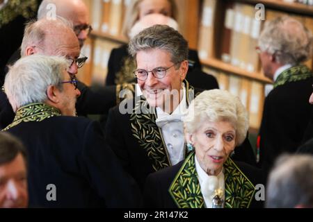 Paris, Frankreich. 11. Mai 2023. Der Autor, der sich auf Proust Antoine Compagnon spezialisiert hat, in einem Balenciaga Haute Couture-Anzug und einem mit Schwert signierten Boucheron, nimmt am 11. Mai 2023 offiziell an der französischen Akademie Francaise in Paris Teil. Foto von Nasser Berzane/ABACAPRESS.COM Kredit: Abaca Press/Alamy Live News Stockfoto