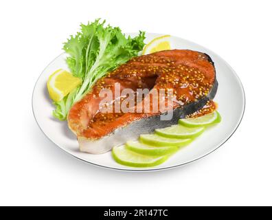 Leckeres Lachssteak mit Sauce, Zitrusscheiben und Salat auf weißem Hintergrund Stockfoto