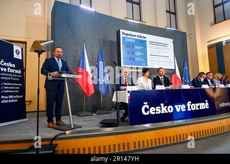 Prag, Tschechische Republik. 11. Mai 2023. Der tschechische Arbeits- und Sozialminister Marian Jurecka, Left, spricht auf der Pressekonferenz der Regierung, um am 11. Mai 2023 in Prag (Tschechische Republik) ein Konsolidierungspaket und einen Entwurf für eine Rentenreform vorzustellen. Kredit: Ondrej Deml/CTK Photo/Alamy Live News Stockfoto