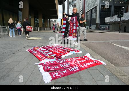 Half and Half Scalfs werden im Build Up während der Halbfinale der Europa Conference League 1. zwischen West Ham United und AZ Alkmaar am Donnerstag, den 11. Mai 2023, im London Stadium in Stratford verkauft. (Foto: Michael Driver | MI News) Guthaben: MI News & Sport /Alamy Live News Stockfoto