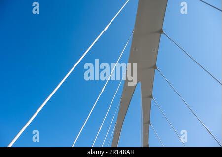 Meerhout, Provinz Antwerpen, Belgien - 21. April 2023 - Metallseil der Hängebrücke über den Albert-Kanal Stockfoto