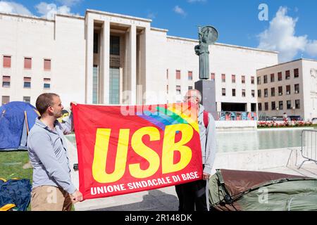 Eine Gruppe von Studenten diskutieren während eines Protestes über die steigenden Mietkosten an der Universität Sapienza in Rom mit der berühmten Statue der Minerva Stockfoto