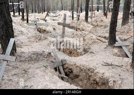 Kupiansk, Ukraine. 10. Mai 2023. Temporärer ukrainischer Friedhof in Kupiansk, Ukraine, der während der russischen Besetzung des Gebiets genutzt wurde, als der reguläre Friedhof nicht genutzt werden konnte. Kredit: SOPA Images Limited/Alamy Live News Stockfoto