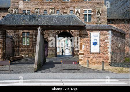 Averbode, Laakdal, Belgien - 21. April 2023 - Bogeneingang der historischen Abtei Stockfoto