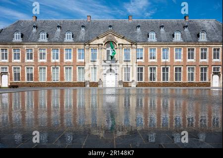 Averbode, Laakdal, Belgien - 21. April 2023 - das Gebäude der historischen Abtei, das sich im Wasser spiegelt Stockfoto