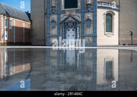 Averbode, Laakdal, Belgien - 21. April 2023 - das Gebäude der historischen Abtei, das sich im Wasser spiegelt Stockfoto