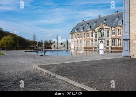 Averbode, Laakdal, Belgien - 21. April 2023 - das Gebäude der historischen Abtei, das sich im Wasser spiegelt Stockfoto