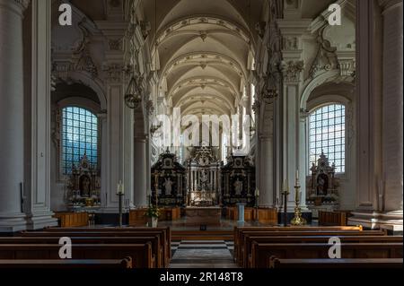 Averbode, Laakdal, Belgien - 21. April 2023 - gotische Inneneinrichtung der Johannes-dem-Täufer-katholischen Abteikirche Stockfoto