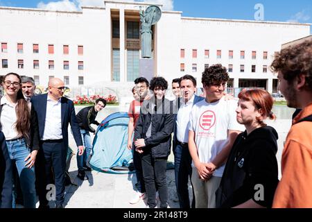 Studenten diskutieren Mietwanderungen mit einem Politiker in Sapienza unter Minervas Augen. Stockfoto