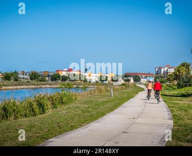 Radfahrer auf dem Venetian Waterway Park Trail entlang des Gulf Intercoastal Waterway in Venice, Florida, USA Stockfoto