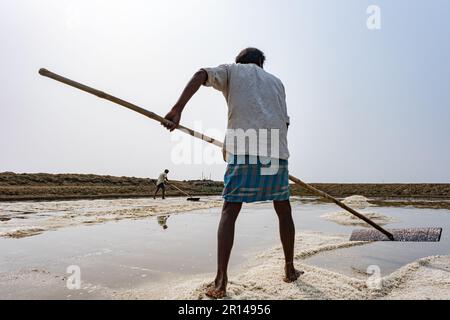 Die Salzarbeiter sind mit der Herstellung von Salz beschäftigt, da die Saison begonnen hat. In Westbengalen wurde die Salzproduktion vor der britischen Invasion begonnen. Stockfoto