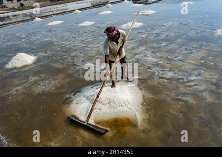 Die Salzarbeiter sind mit der Herstellung von Salz beschäftigt, da die Saison begonnen hat. In Westbengalen wurde die Salzproduktion vor der britischen Invasion begonnen. Stockfoto