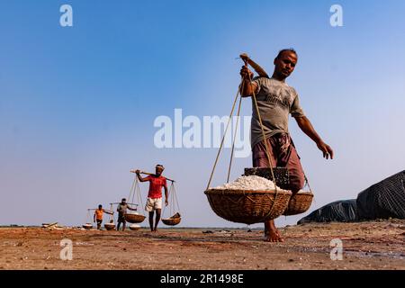 Die Salzarbeiter sind mit der Herstellung von Salz beschäftigt, da die Saison begonnen hat. In Westbengalen wurde die Salzproduktion vor der britischen Invasion begonnen. Stockfoto