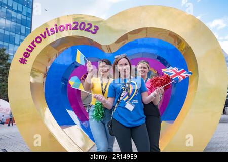 Liverpool, England. Am 11. Mai 2023 posieren die Menschen während der Eurovision Week am Pier Head am 11. Mai 2023 in Liverpool, England. Kredit: SMP News / Alamy Live News Stockfoto