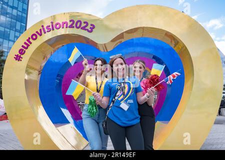 Liverpool, England. Am 11. Mai 2023 posieren die Menschen während der Eurovision Week am Pier Head am 11. Mai 2023 in Liverpool, England. Kredit: SMP News / Alamy Live News Stockfoto