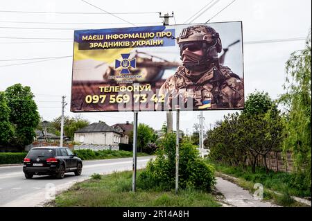 Kupiansk, Ukraine. 10. Mai 2023. Reklametafeln in Kupiansk, Ukraine, Rekrutierung von Menschen für das ukrainische Militär. Kredit: SOPA Images Limited/Alamy Live News Stockfoto