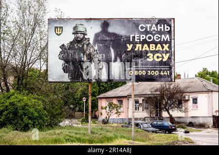 Kupiansk, Ukraine. 10. Mai 2023. Reklametafeln in Kupiansk, Ukraine, Rekrutierung von Menschen für das ukrainische Militär. Kredit: SOPA Images Limited/Alamy Live News Stockfoto