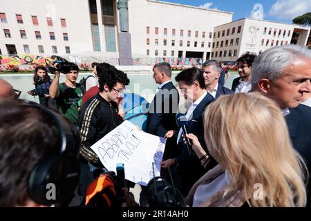 Studenten diskutieren Mietwanderungen mit einem Politiker in Sapienza unter Minervas Augen. Stockfoto