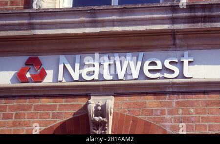 Beschilderung vor einer Filiale der National Westminster Bank in Tenterden in Kent, England, im Juli 2005. Die Bank wurde 1968 durch die Fusion der National Provincial Bank und der Westminster Bank gegründet. Stockfoto