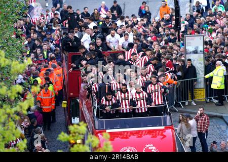 Sheffield United-Spieler in einem offenen Parade-Bus während der Feierlichkeiten im Stadtzentrum von Sheffield. Sheffield United erhielt die Beförderung zurück in die Premier League, nachdem er den zweiten Platz am Sky Bet Championship-Tisch belegt hatte. Foto: Donnerstag, 11. Mai 2023. Stockfoto