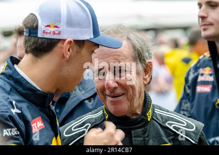 Ehemaliger Rallye-Fahrer Jean Ragnotti mit Pierre Gasly, französischer Formel-1-Rennfahrer, beim Goodwood Festival of Speed 2016, Großbritannien Stockfoto