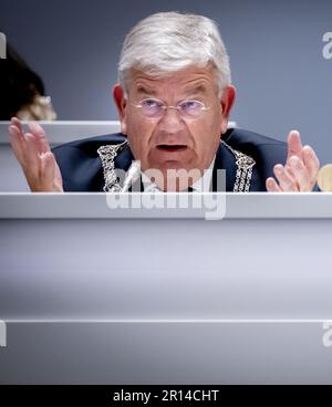 DEN HAAG - Jan van Zanen Bürgermeister von Den Haag während einer Sondertagung des rates. Der stadtrat diskutiert die Klage der Stadtratsmitglieder Richard de Mos und Rachid Guernaoui. Die beiden wurden letzten Monat in dem Korruptionsfall freigesprochen, in dem sie verdächtigt wurden. ANP ROBIN UTRECHT niederlande raus - belgien raus Stockfoto