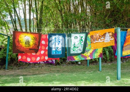 Karibielle Batik trocknet auf einer Wäscheleine in St. Kitts, West Indies. Stockfoto