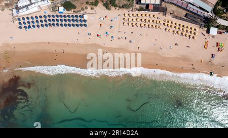 Direkt aus der Vogelperspektive von der wunderschönen Stadt Albufeira in Portugal, die den Strand Praia Santa Eulália zeigt, mit Menschen, die sich im Urlaub entspannen o Stockfoto