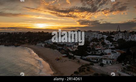 Luftfoto der wunderschönen Stadt Albufeira in Portugal mit dem goldenen Sandstrand Praia da Oura, mit Hotels und Apartments mit Sonnenuntergang Stockfoto