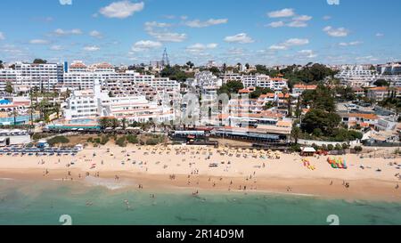 Luftfoto der wunderschönen Stadt Albufeira in Portugal mit dem goldenen Sandstrand Praia da Oura, mit Hotels und Apartments in der Stadt, aufgenommen Stockfoto