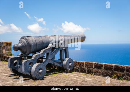 Kanone in Brimstone Hill Fortress auf St. Kitts blickt auf das Karibische Meer. Stockfoto