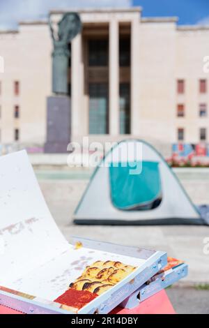 Protest für erschwingliche Studentenunterkünfte an der Universität Sapienza: Studenten lagern im Schatten der Minerva-Statue, symbolisiert Weisheit und Lernen, Stockfoto