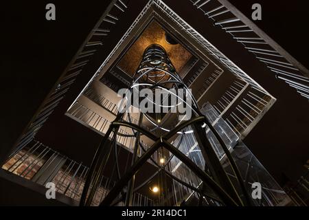 Moody Treppe und Aufzug im Alten Rathausturm in Prag (14. Jahrhundert). Stockfoto