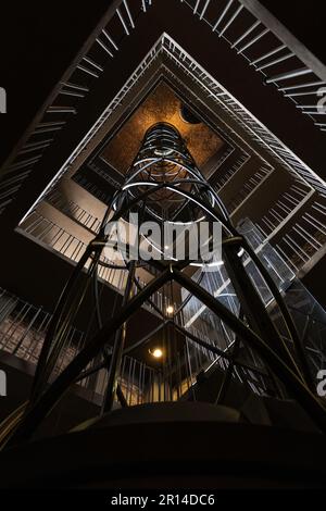 Moody Treppe und Aufzug im Alten Rathausturm in Prag (14. Jahrhundert). Stockfoto