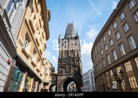 PRAG, TSCHECHISCHE REPUBLIK - 24. AUGUST 2022: Weitwinkelblick auf den gotischen Pulverturm in Prag, eines der ursprünglichen Stadttore. Stockfoto