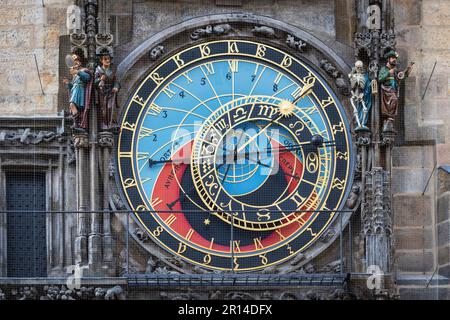 Nahaufnahme der mittelalterlichen Prager astronomischen Uhr (Prag Orloj, 1410), die an das Alte Rathaus in Prag, der Hauptstadt der Tschechischen Republik, angeschlossen ist. Stockfoto