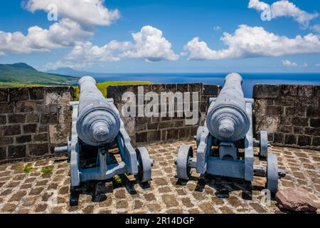 Kanonen in der Brimstone Hill Fortress auf der St. Kitts blickt auf das Karibische Meer. Stockfoto