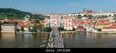 PRAG, TSCHECHISCHE REPUBLIK - 25. AUGUST 2022: Panoramablick auf die berühmte Karlsbrücke in Prag, voll mit Touristen und Einheimischen. Stockfoto