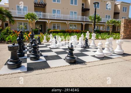 Großes Schach im Freien an einem sonnigen Tag in einem Resort. Stockfoto