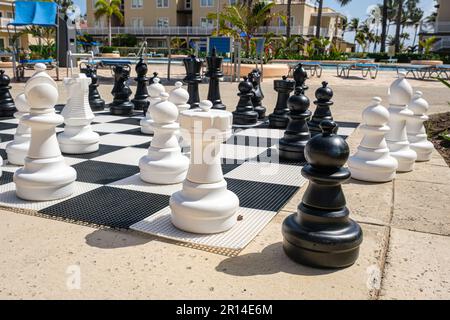 Großes Schach im Freien an einem sonnigen Tag in einem Resort. Stockfoto