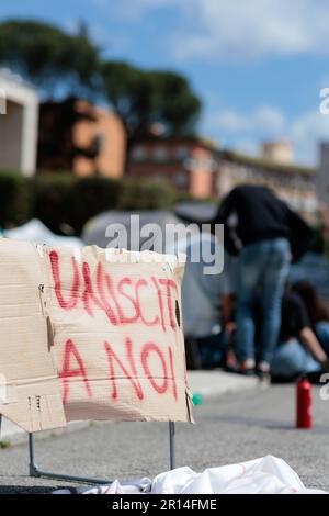 Protest für erschwingliche Studentenunterkünfte an der Universität Sapienza: Studenten lagern im Schatten der Minerva-Statue, symbolisiert Weisheit und Lernen, Stockfoto