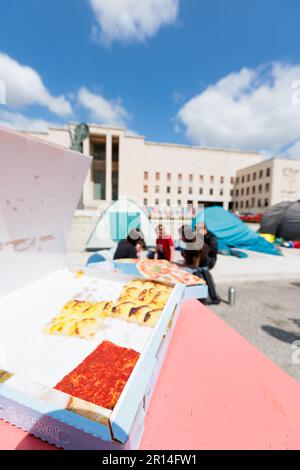 Protest für erschwingliche Studentenunterkünfte an der Universität Sapienza: Studenten lagern im Schatten der Minerva-Statue, symbolisiert Weisheit und Lernen, Stockfoto