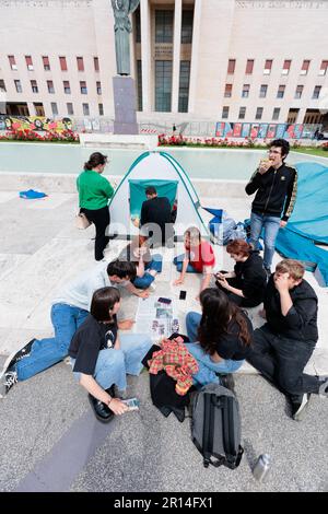 Protest für erschwingliche Studentenunterkünfte an der Universität Sapienza: Studenten lagern im Schatten der Minerva-Statue, symbolisiert Weisheit und Lernen, Stockfoto