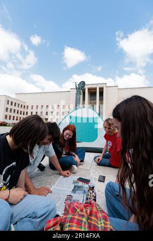 Protest für erschwingliche Studentenunterkünfte an der Universität Sapienza: Studenten lagern im Schatten der Minerva-Statue, symbolisiert Weisheit und Lernen, Stockfoto