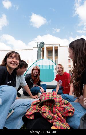 Protest für erschwingliche Studentenunterkünfte an der Universität Sapienza: Studenten lagern im Schatten der Minerva-Statue, symbolisiert Weisheit und Lernen, Stockfoto