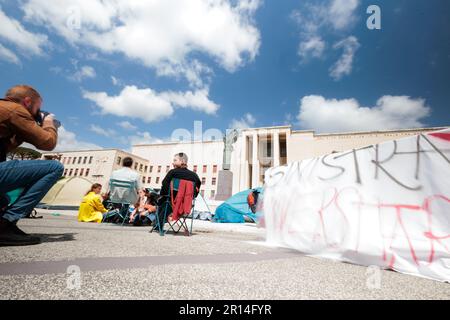 Protest für erschwingliche Studentenunterkünfte an der Universität Sapienza: Studenten lagern im Schatten der Minerva-Statue, symbolisiert Weisheit und Lernen, Stockfoto