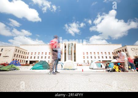 Protest für erschwingliche Studentenunterkünfte an der Universität Sapienza: Studenten lagern im Schatten der Minerva-Statue, symbolisiert Weisheit und Lernen, Stockfoto