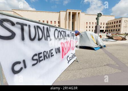 Protest für erschwingliche Studentenunterkünfte an der Universität Sapienza: Studenten lagern im Schatten der Minerva-Statue, symbolisiert Weisheit und Lernen, Stockfoto