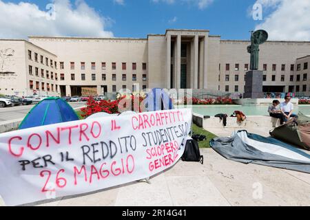 Protest für erschwingliche Studentenunterkünfte an der Universität Sapienza: Studenten lagern im Schatten der Minerva-Statue, symbolisiert Weisheit und Lernen, Stockfoto