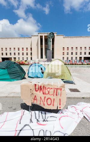 Protest für erschwingliche Studentenunterkünfte an der Universität Sapienza: Studenten lagern im Schatten der Minerva-Statue, symbolisiert Weisheit und Lernen, Stockfoto